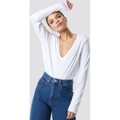 NA-KD Basic Top z dekoltem V - White. Białe topy damskie marki NA-KD Basic, bez wzorów, z bawełny, bez kołnierzyka. Za 72,95 zł.
