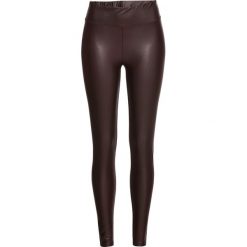 Legginsy z połyskującą powłoką bonprix oberżyna. Fioletowe spodnie damskie bonprix, bez wzorów, ze skóry. Za 54,99 zł.