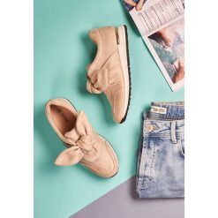 Różowe Sneakersy Instruction. Różowe buty sportowe damskie Born2be, bez wzorów, sportowe. Za 79,99 zł.