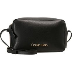 Calvin Klein FRAME CAMERA BAG Torba na ramię black. Czarne torebki klasyczne damskie Calvin Klein. Za 399,00 zł.