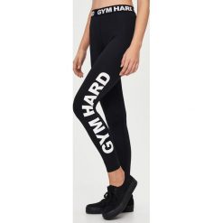 Legginsy we wzory: Legginsy z napisem – Czarny