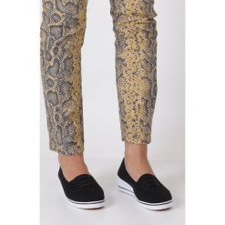 Czarne tenisówki na koturnie z gumką Casu 17W-9D. Czarne trampki i tenisówki damskie Casu, bez wzorów, bez zapięcia. Za 29,99 zł.