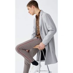 Spodnie tailoring w pepitkę. Czerwone spodnie męskie marki Pull&Bear, m, bez wzorów. Za 139,00 zł.