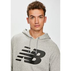 New Balance - Bluza. Szare bluzy męskie xl, z nadrukiem, z elastanu, z kapturem. W wyprzedaży za 129,90 zł.