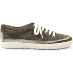 Zielone Caprice buty damskie trampki skórzane 23654. Zielone buty sportowe damskie Caprice, bez wzorów, ze skóry, klasyczne. W wyprzedaży za 259,00 zł.