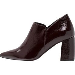 Tosca Blu RIGA Ankle boot bordeaux. Czerwone czółenka damskie marki Tosca Blu, bez wzorów, ze skóry, bez obcasa. Za 639,00 zł.