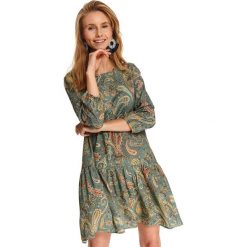 Krótka zwiewna sukienka z falbaną i printem paisley. Niebieskie sukienki damskie Top Secret, na co dzień, bez wzorów, eleganckie, z okrągłym kołnierzem, z długim rękawem, długie, mini. Za 149,99 zł.
