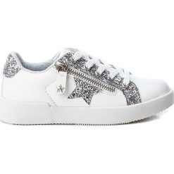 Sneakersy w kolorze białym. Białe trampki dziewczęce XTI Kids, bez wzorów, z materiału, na sznurówki. W wyprzedaży za 85,95 zł.