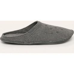 Crocs - Kapcie. Szare kapcie męskie Crocs, bez wzorów, z materiału. Za 129,90 zł.
