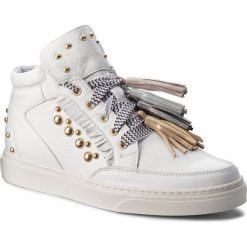 Sneakersy NIK - 08-0554-01-5-24-02 Biały. Białe półbuty damskie marki Nik, na co dzień, z aplikacjami, ze skóry, bez obcasa, na płaskiej podeszwie, bez zapięcia. W wyprzedaży za 199,00 zł.