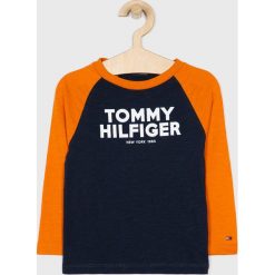 Tommy Hilfiger - Longsleeve dziecięcy 104-176 cm. Niebieskie t-shirty chłopięce TOMMY HILFIGER, z nadrukiem, z bawełny, z długim rękawem. W wyprzedaży za 129,90 zł.
