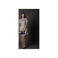 Sukienka koktajlowa LILIANA. Białe sukienki damskie Rahri, s, bez wzorów, z poliesteru, eleganckie, z włoskim kołnierzykiem, bez rękawów, rozkloszowane. Za 349,00 zł.