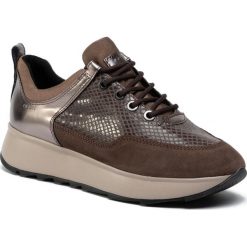 Sneakersy GEOX - D Gendry B D925TB 07722 C6004 Chestnut. Pomarańczowe półbuty damskie Geox, na co dzień, bez wzorów, z zamszu, bez obcasa, na płaskiej podeszwie, bez zapięcia. Za 499,00 zł.