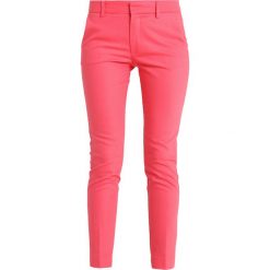 Mos Mosh ABBEY NIGHT PANT Spodnie materiałowe flamingo. Czerwone spodnie damskie marki Mos Mosh, bez wzorów, z elastanu. Za 519,00 zł.