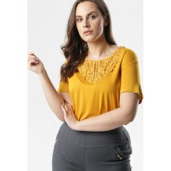 Żółta Bluzka Marie-Louise. Żółte bluzki damskie Born2be, xl, z aplikacjami, eleganckie, z okrągłym kołnierzem, z krótkim rękawem. Za 49,99 zł.
