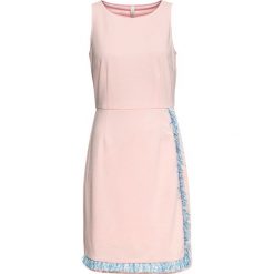 Sukienka z frędzlami bonprix jasnoróżowy. Różowe sukienki damskie bonprix, bez wzorów, bez kołnierzyka, bez rękawów. Za 149,99 zł.