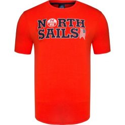 T-shirt NORTH SAILS Czerwony. Czerwone t-shirty męskie marki North Sails, z nadrukiem, z elastanu, z okrągłym kołnierzem. W wyprzedaży za 175,00 zł.