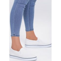 Białe Slip On Distracted. Białe trampki i tenisówki damskie Renee, bez wzorów, bez zapięcia. Za 49,99 zł.