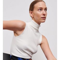 Bluzka z golfem -. Bluzki damskie Reserved, s, bez wzorów, bez rękawów. Za 49,99 zł.
