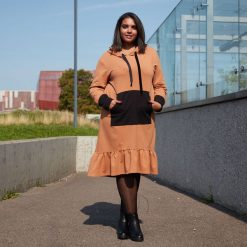 Karmelowa sukienka Tina z falbanką XXL. Szare sukienki damskie Moda Size Plus Iwanek, do pracy, na jesień, s, bez wzorów, z bawełny, biznesowe, z kapturem, z krótkim rękawem, długie, mini, rozkloszowane. Za 145,00 zł.