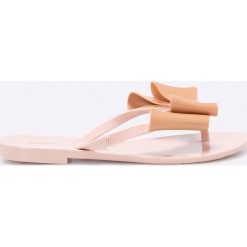 Melissa - Japonki Harmonic Bow IV Ad. Różowe klapki damskie marki Melissa, bez wzorów, z materiału, bez obcasa. W wyprzedaży za 159,90 zł.