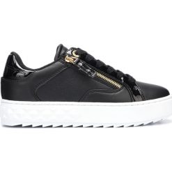 Guess Figgi Tenisówki Czarny. Czarne trampki i tenisówki damskie Guess, z aplikacjami, z materiału, bez zapięcia. Za 505,95 zł.