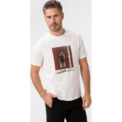 Armani Exchange Koszulka Biały. Białe podkoszulki męskie Armani Exchange, s, z nadrukiem, z bawełny, z krótkim rękawem. Za 188,95 zł.