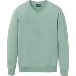 Sweter z dekoltem w serek bonprix jasnozielony. Zielone swetry męskie bonprix, s, bez wzorów, z dzianiny, klasyczne, z dekoltem w serek, bez kaptura. Za 74,99 zł.