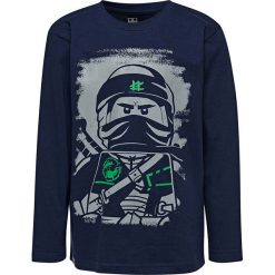 Koszulka "CM-50114" w kolorze granatowym. Niebieskie t-shirty chłopięce LEGO Wear, z nadrukiem, z bawełny, z długim rękawem. W wyprzedaży za 35,95 zł.