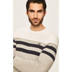 Guess Jeans - Sweter. Czarne swetry męskie Guess Jeans, s, z aplikacjami, z bawełny, z okrągłym kołnierzem, bez kaptura. W wyprzedaży za 259,90 zł.