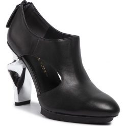 Półbuty UNITED NUDE - Twirl Adem 104960116 Black. Czarne półbuty damskie United Nude, bez wzorów, ze skóry, eleganckie, bez obcasa, na obcasie, bez zapięcia. W wyprzedaży za 819,00 zł.