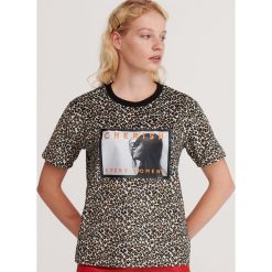 Wzorzysty T-shirt z nadrukiem - Wielobarwny. T-shirty damskie Reserved, s, z nadrukiem, bez kołnierzyka. Za 69,99 zł.
