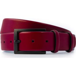 Ciemnoczerwony pasek męski z czarną klamrą P10. Czarne paski męskie Modini Moda Męska, w paski, ze skóry, eleganckie. W wyprzedaży za 76,50 zł.