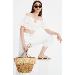 Krótki top z odkrytymi ramionami. Czerwone topy damskie Pull&Bear. Za 59,90 zł.