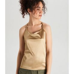 Satynowy top - Brązowy. Pomarańczowe topy damskie Cropp, s, bez wzorów, z satyny, bez kołnierzyka. W wyprzedaży za 39,99 zł.