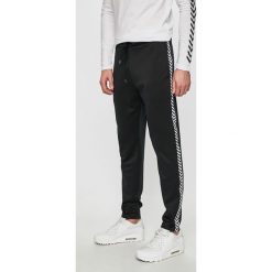 Hummel - Spodnie. Czarne spodnie męskie Hummel, m, bez wzorów, z bawełny. W wyprzedaży za 179,90 zł.