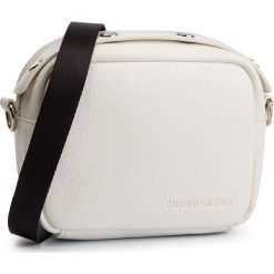 Torebka CALVIN KLEIN JEANS - Logo Banner Camera Bag K40K400807 102. Białe torebki klasyczne damskie marki Calvin Klein Jeans, z jeansu. Za 299,00 zł.