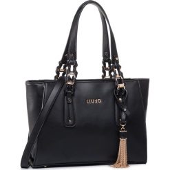 Torebka LIU JO - S Satchel NA0094 E0007 Nero 22222. Czarne torebki klasyczne damskie Liu Jo, bez wzorów, ze skóry ekologicznej, klasyczne, bez dodatków. W wyprzedaży za 359,00 zł.