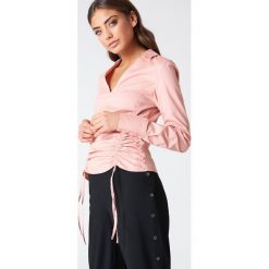 NA-KD Asymetryczna koszula ze sznurkiem - Pink. Zielone koszule damskie marki Emilie Briting x NA-KD, l. Za 60,95 zł.