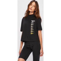 Reebok Classic - T-shirt. Czarne topy damskie Reebok Classic, s, z nadrukiem, z elastanu, z golfem. W wyprzedaży za 99,90 zł.