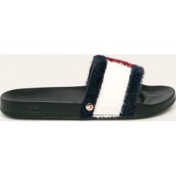 Tommy Hilfiger - Klapki. Niebieskie klapki damskie TOMMY HILFIGER, bez wzorów, z materiału, bez obcasa, na obcasie. W wyprzedaży za 179,90 zł.