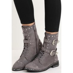 Szare Botki Cramp Iron. Szare botki damskie Born2be, z okrągłym noskiem, na niskim obcasie, na płaskiej podeszwie, z paskami. Za 89,99 zł.