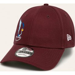 New Era - Czapka. Czerwone czapki męskie New Era, z aplikacjami, z bawełny. W wyprzedaży za 129,90 zł.
