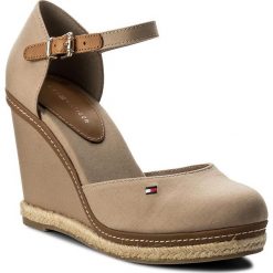 Espadryle TOMMY HILFIGER - Iconic Basic Closed Toe Wedge FW0FW02791 Cobblestone 068. Brązowe espadryle damskie marki TOMMY HILFIGER, z materiału, na obcasie. W wyprzedaży za 239,00 zł.