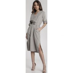 Szara Sukienka Aquarinia. Szare sukienki damskie Renee, s, bez wzorów, z tkaniny, eleganckie, bez kołnierzyka, bez rękawów, midi, kopertowe. Za 119,99 zł.