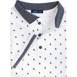 Męska koszulka polo - biała w żaglówki/łódki KP9. Białe koszulki męskie Lanieri Fashion - swetry męskie, m, bez wzorów, z bawełny, casualowe, z krótkim rękawem. W wyprzedaży za 134,10 zł.