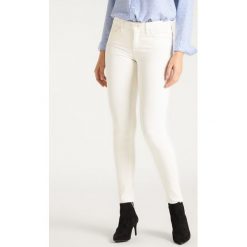 Jeansy Skinny Fit Lee Scarlett L506MY27. Białe jeansy damskie Lee, l. W wyprzedaży za 249,00 zł.