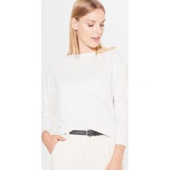 Bluzka basic - Biały. Białe bluzki damskie Mohito, s, bez wzorów, bez kołnierzyka, bez rękawów. W wyprzedaży za 29,99 zł.