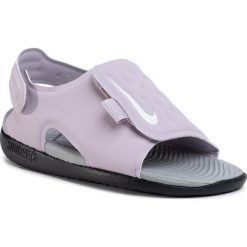 Sandały NIKE - Sunray Adjust 5 (TD) AJ9077 501 Iced Lilac/White/Lt Smoke Grey. Fioletowe sandały dziewczęce Nike, z tworzywa sztucznego, bez zapięcia. Za 109,00 zł.