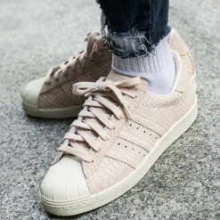 Buty adidas W Superstar 80s (CQ2515). Szare buty sportowe damskie marki Adidas, bez wzorów, ze skóry, sportowe. Za 239,99 zł.